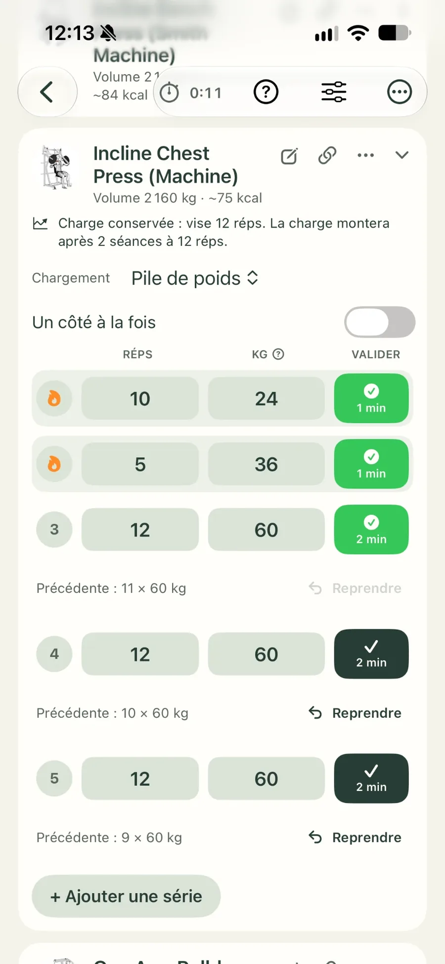 Un exercice en cours dans STARK, avec les séries de la séance précédente et une indication pour augmenter la charge.